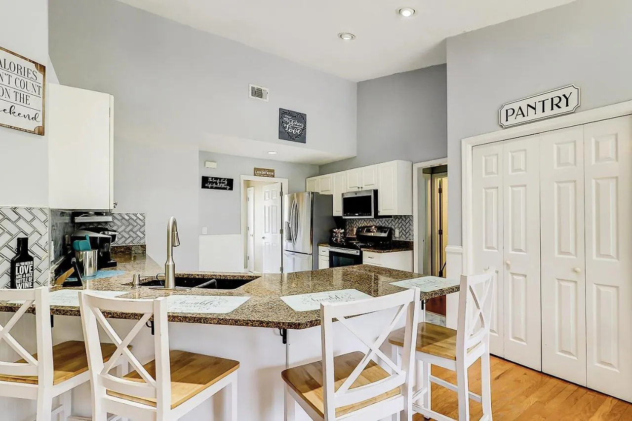 Island Oasis A- Upstairs Apartment Savannah